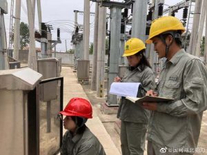 蔡甸区供电公司对35kV变电站的设备进行全面巡检