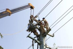 丰县供电公司为10千伏凤展线安装智能柱上开关