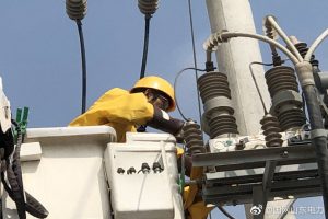 虎头崖镇某机械厂新增200千伏安变压器带电接火送电