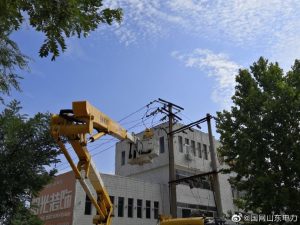 陵城区供电公司带电拆除废旧老化线路，更换新型绝缘导线
