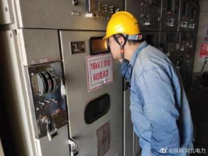 国网赞皇县供电公司对变电站设备进行检查维护