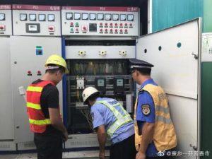 寮步城管执法分局组织对路灯和变压器进行安全检查
