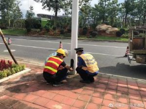 寮步城管执法分局组织对路灯和变压器进行安全检查