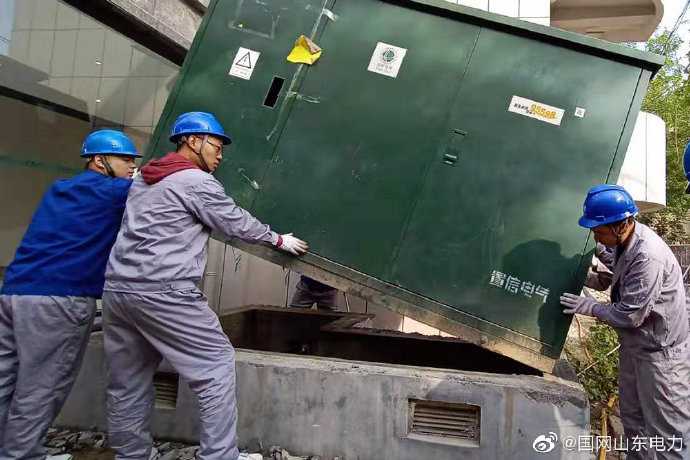 国网滨州供电公司配电抢修人员对建委小区漏油变压器进行更换