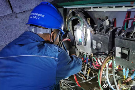 文昌供电所抢修人员处理变压器渗油故障，抢修恢复供电