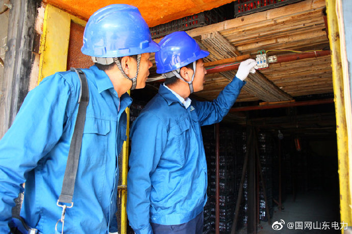 国网临朐县供电公司员工在寺头镇山楂冷风库进行用电设备检查