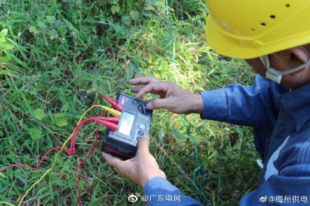 梅州蕉岭的供电局工作人员进行接地电阻测试