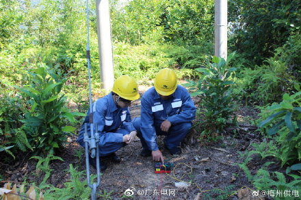 梅州蕉岭的供电局工作人员进行接地电阻测试