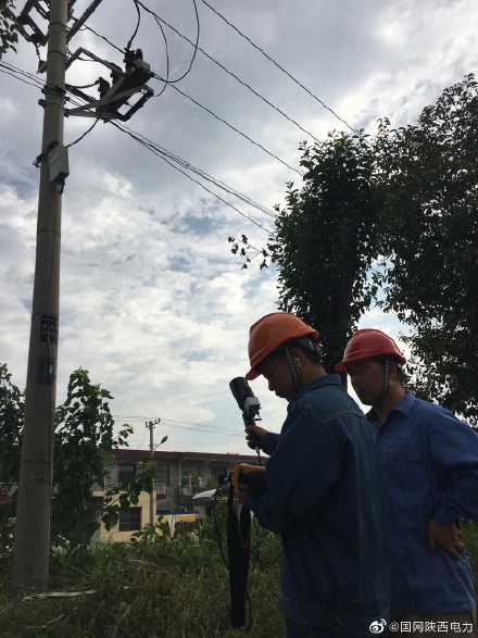 国网西安市鄠邑区供电公司工作人员开展重载线路带电检测工作