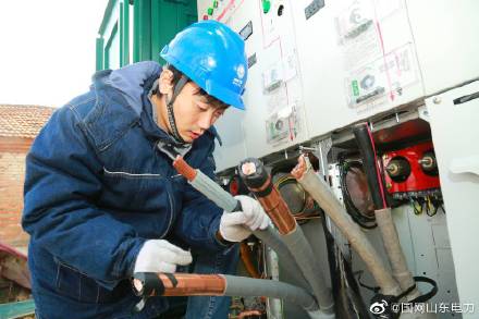 国网淄博供电公司工作人员在10千伏高塘线对新增环网柜进行电缆头制作