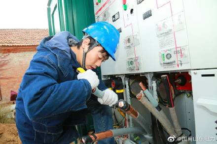 国网淄博供电公司工作人员在10千伏高塘线对新增环网柜进行电缆头制作