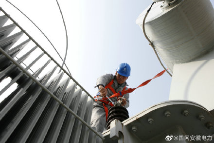 国网泗县供电公司检修人员正在对1#主变损伤的高压套管进行更换