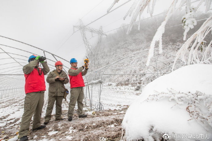 大雪天，国网宜昌供电公司对220千伏线路开展特巡及蹲守