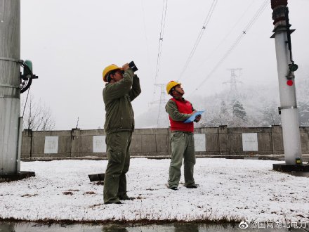 500kV十堰变电站运维人员雪天对站内设备进行特殊巡视