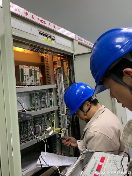 国网江苏检修公司苏州运维站输电二班进行了盐灰密试验