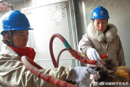 国网丰县供电公司实验班对产业园园区的变压器、电缆进行预防性试验