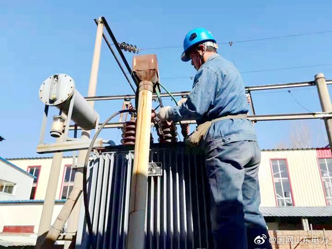 国网临清市供电公司工作人员协助用户检查专变及场内配电设施