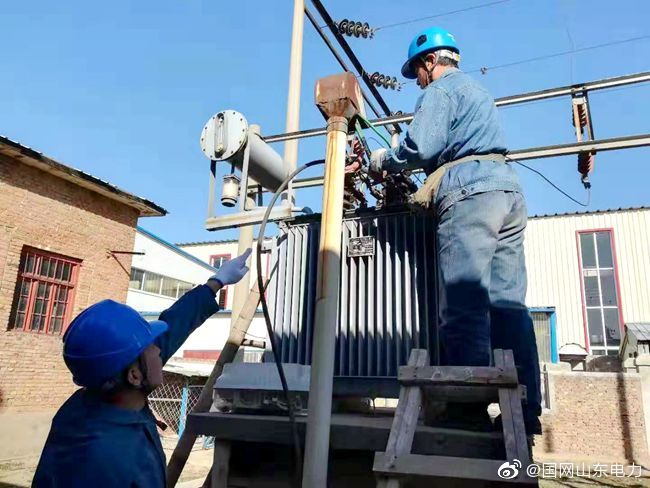 国网临清市供电公司工作人员协助用户检查专变及场内配电设施