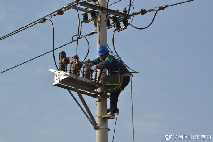 国网泗水县供电公司施工人员对10千伏万兴线进行绝缘化改造