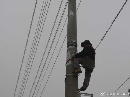 国网献县供电公司岭营站为10千伏新建线路检修施工