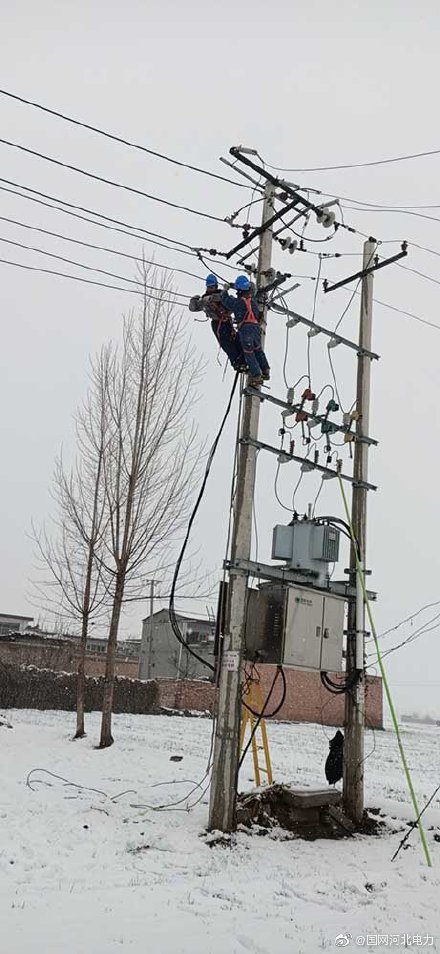 国网南和县供电公司运维人员为前郭平村更换陈旧导线