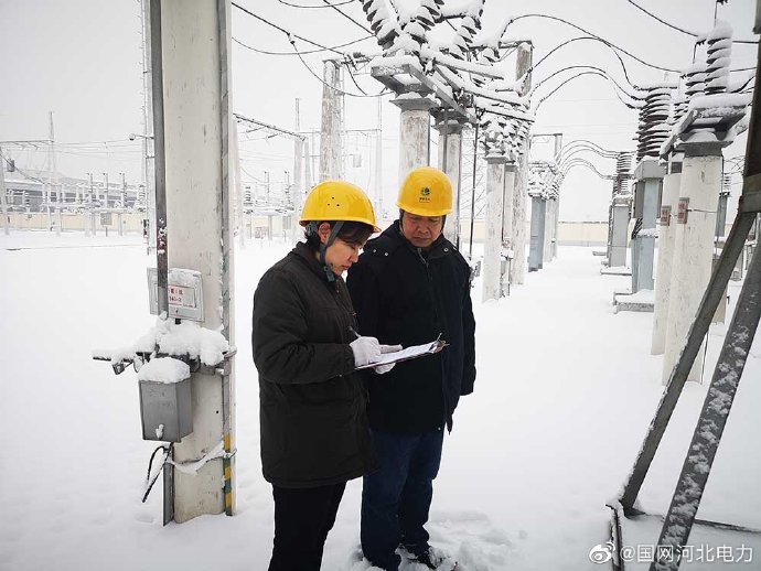国网行唐县供电公司对变电站设备进行巡查