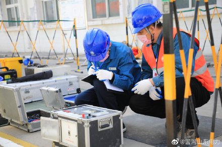 国网梁山县供电公司对变电站设备进行预防性试验
