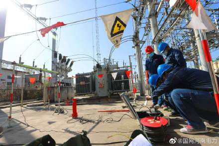 国网获嘉县供电公司对辖区变电站内的避雷器进行预防性试验