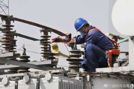 国网灵寿县供电公司员工在35千伏寨头变电站进行检修试验