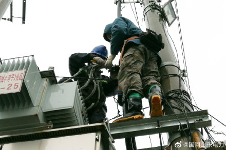 国网烟台市福山区供电公司对变压器出线电缆进行维修