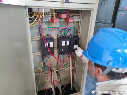 对吴桥镇吴桥中学的配电房、用电设备及电力线路进行检查和维护