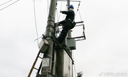 国网烟台市福山区供电公司对变压器出线电缆进行紧急维修
