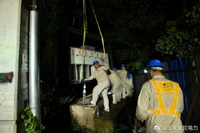 江津区供电公司组织运维检修人员对线路、开闭所和环网柜进行巡视检查，紧急抢修