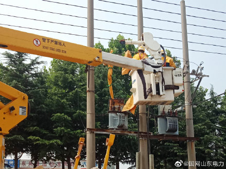 国网莒南县供电公司维护变压器确保用电稳定