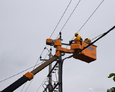 配电运维班对10千伏杨乐线7号杆C相脱落导线进行带电抢修