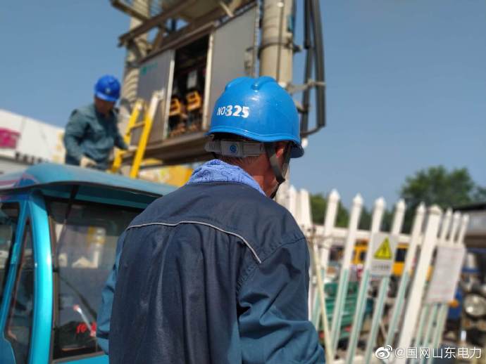 国网高青县供电公司员工不顾炎热开展接地电阻测量工作