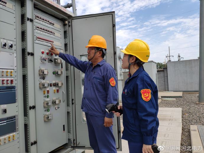 国网衡水供电公司运维人员在220千伏北代变电站设备区检查汇控柜