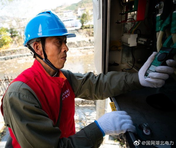 对漏电保护器、开关、变压器等配电设备全面检查