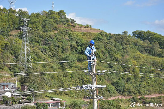 对运行年限久的10千伏线路旧式瓷瓶进行更换