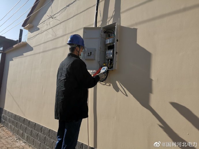 对后街村煤改电用户分线箱相序进行核对调整