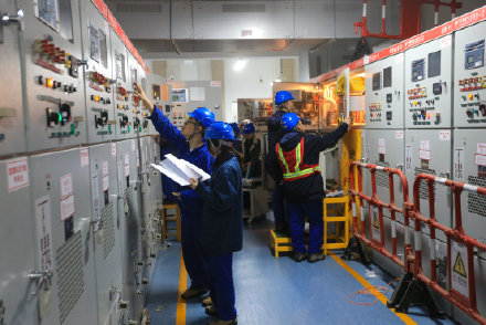 输变电中心工作人员开展综合检修工作