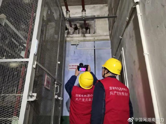 变电检修公司员工对110千伏辰溪变电站进行测温及消缺